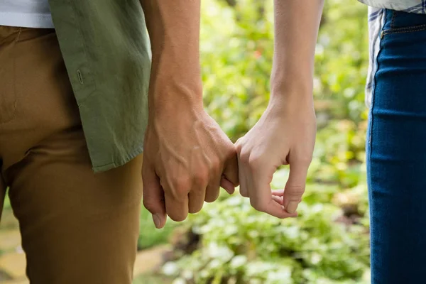 Mellersta delen av par som håller hand — Stockfoto