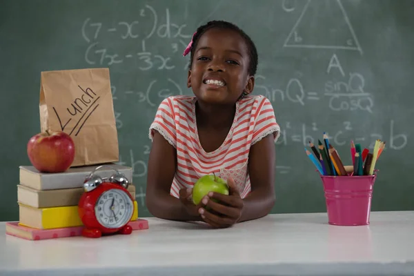 Bir yeşil elma tutan kız öğrenci — Stok fotoğraf