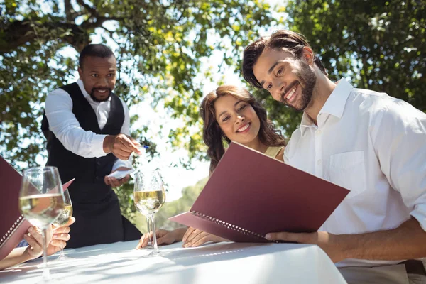 Amici che ordinano al cameriere — Foto Stock