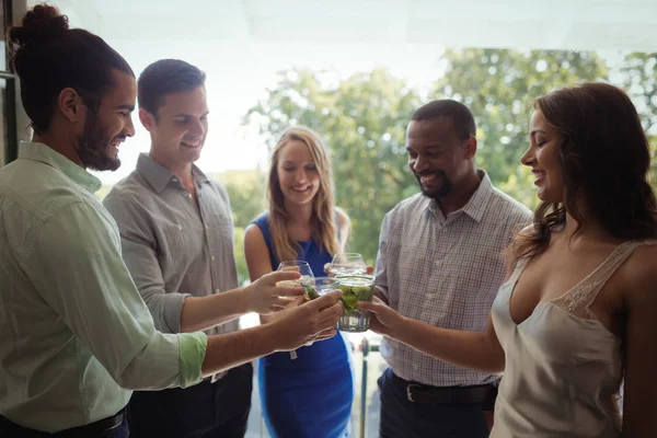 Group of friends toasting cocktail glasses — Stock Photo, Image