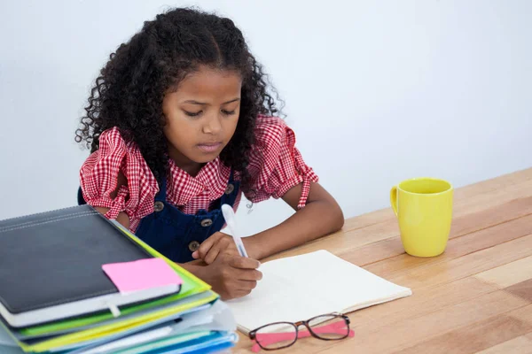 Fille imitant comme femme d'affaires écrit sur le livre — Photo