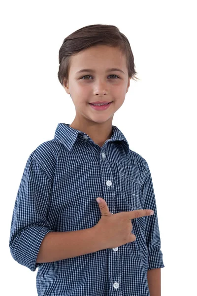 Menino feliz posando contra fundo branco — Fotografia de Stock