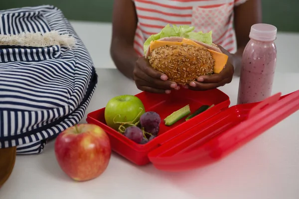 Uczennica, posiadające sandwich — Zdjęcie stockowe