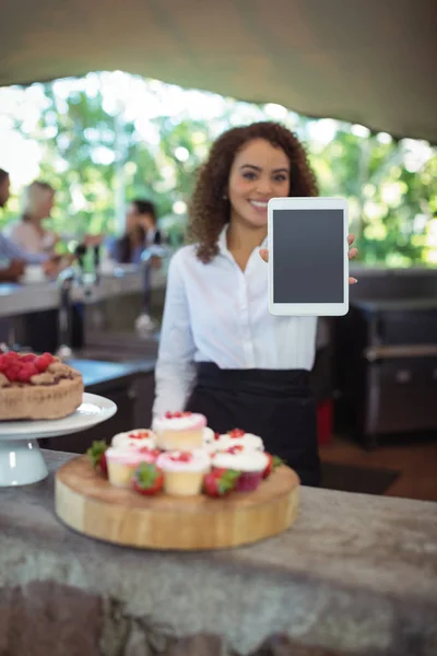 Servírka Zobrazeno tablet na venkovní — Stock fotografie