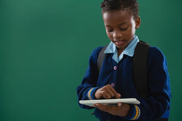 Schoolmeisje met behulp van digitale Tablet PC — Stockfoto