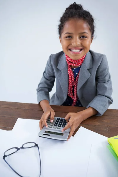 Fille prétendant que femme d'affaires en utilisant la calculatrice — Photo