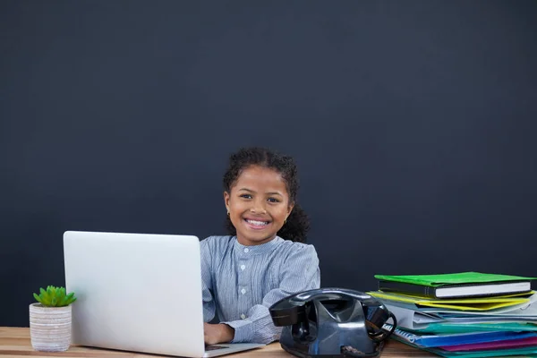 Geschäftsfrau mit Laptop — Stockfoto