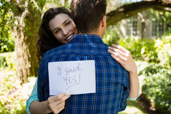 Paar houden ik verdrietig ja papier terwijl omhelzen elkaar — Stockfoto