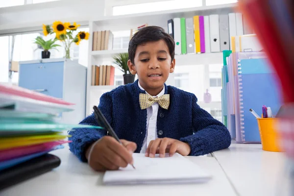 Boy imitující jako podnikatel psaní na papír — Stock fotografie
