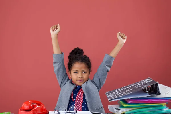 Geschäftsfrau dehnt sich während sie am Schreibtisch sitzt — Stockfoto