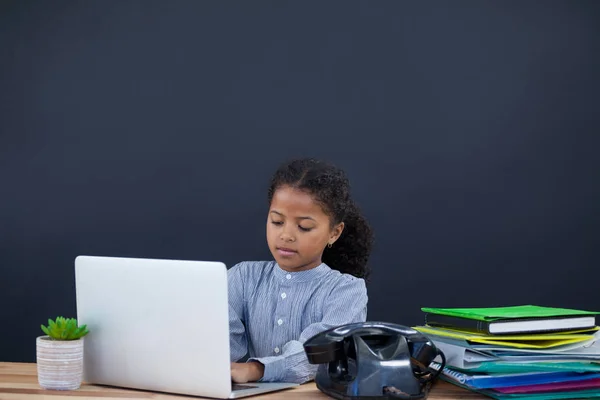 Empresária usando computador portátil — Fotografia de Stock