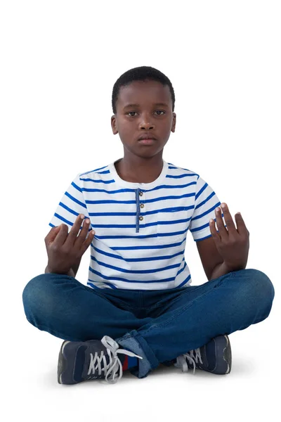 Menino realizando meditação — Fotografia de Stock