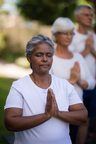 İnsanlar kapalı gözlerle meditasyon — Stok fotoğraf