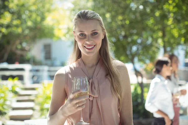 Mujer sosteniendo copa de vino en restaurante —  Fotos de Stock