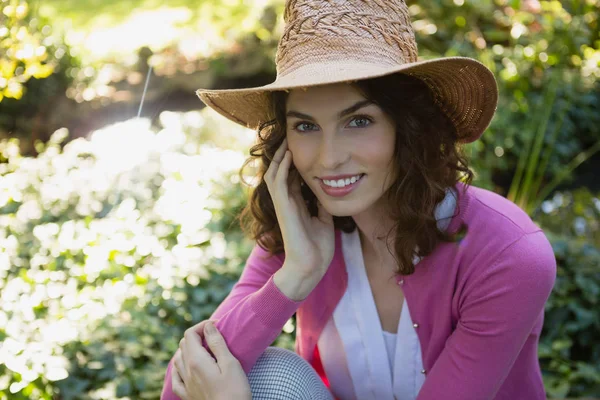 Donna sorridente alla macchina fotografica in giardino — Foto Stock