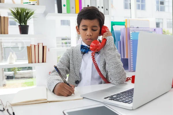 Hombre de negocios escribiendo en libro — Foto de Stock