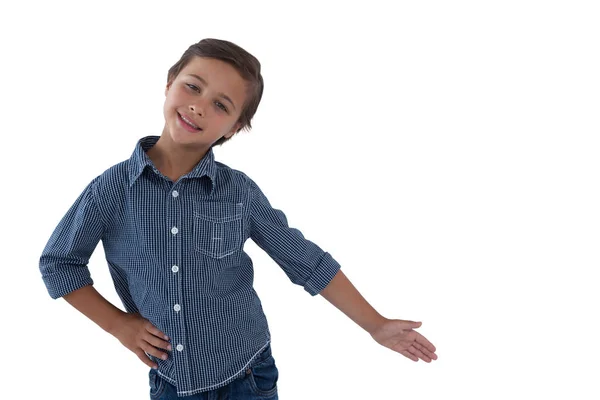 Хлопчик позує на білому тлі — стокове фото