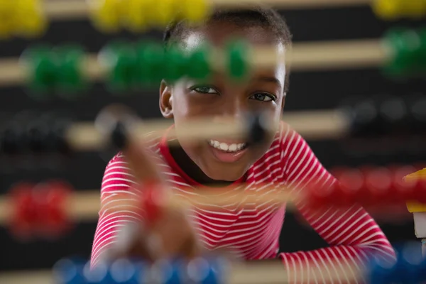 Roztomilá holčička sází na abacus — Stock fotografie