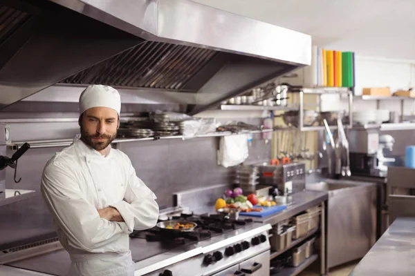 Nachdenklicher Koch steht in der Großküche — Stockfoto