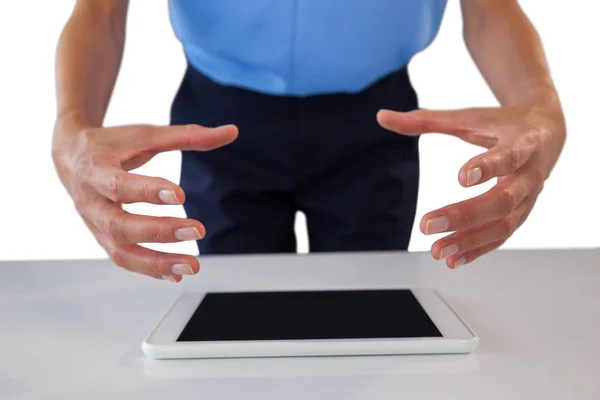 Empresária gesticulando sobre tablet computador — Fotografia de Stock