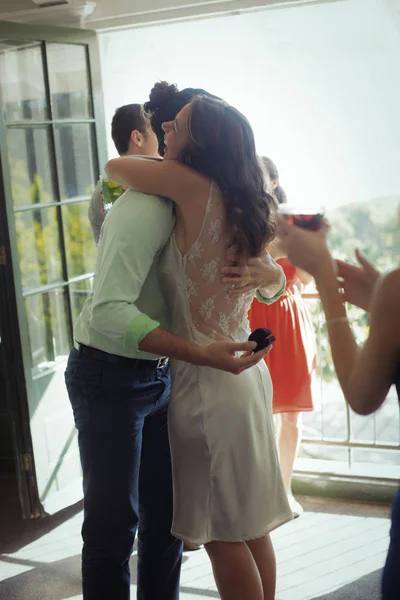Mann schlägt Frau mit Verlobungsring vor — Stockfoto