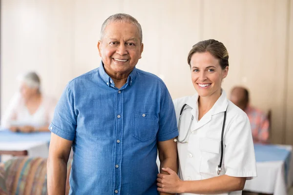 Paziente anziano maschio con medico femminile — Foto Stock