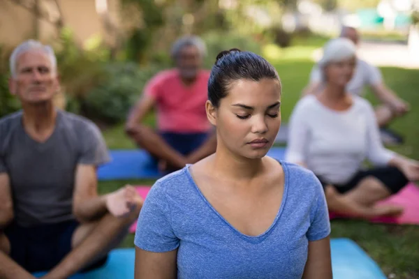 Eğitmen ve üst düzey insanlar meditasyon — Stok fotoğraf