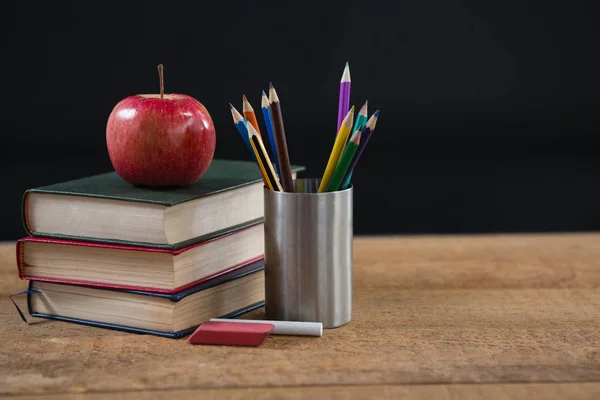 Material escolar y pila de libros —  Fotos de Stock