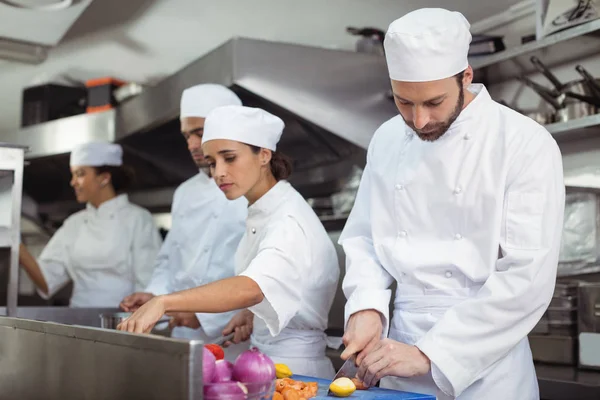 Chef che tagliano verdure — Foto Stock