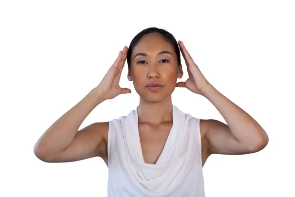 Portrait de jeune femme d'affaires ajustant écouteurs invisibles — Photo