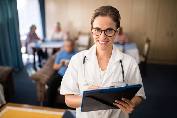 Medico donna in piedi con file — Foto Stock