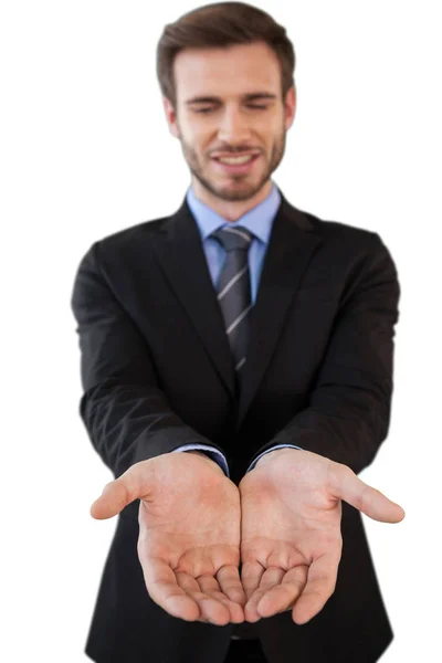 Hombre de negocios en traje de pie con las manos tapadas —  Fotos de Stock