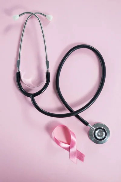 Stéthoscope par ruban de sensibilisation au cancer du sein — Photo