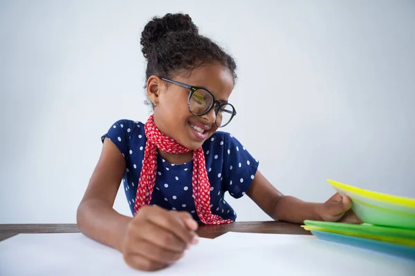 Ragazza che finge come donna d'affari leggendo documenti — Foto Stock