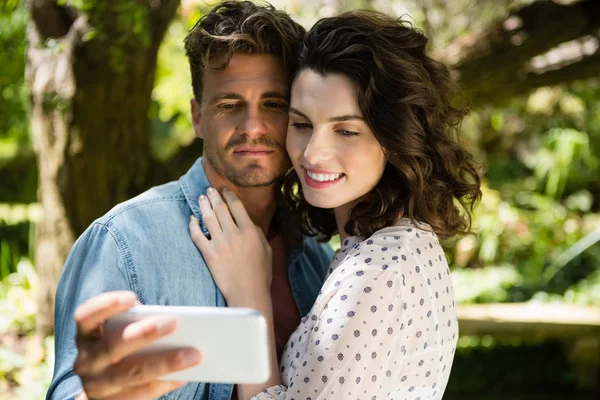 Paar nemen selfie vanaf mobiele telefoon — Stockfoto