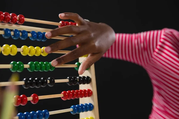Школярка, використовуючи abacus — стокове фото