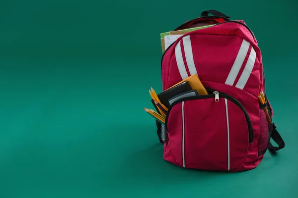 Schoolbag con vari rifornimenti — Foto Stock