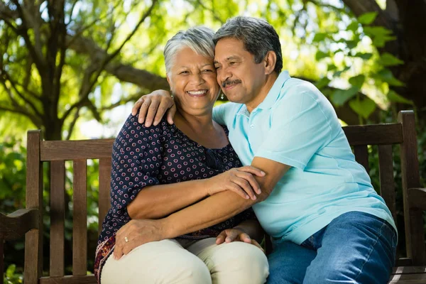 Äldre par kramar varandra — Stockfoto