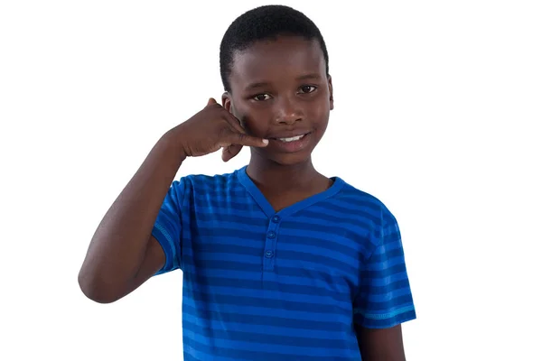 Lindo chico fingiendo hablar en un teléfono celular — Foto de Stock