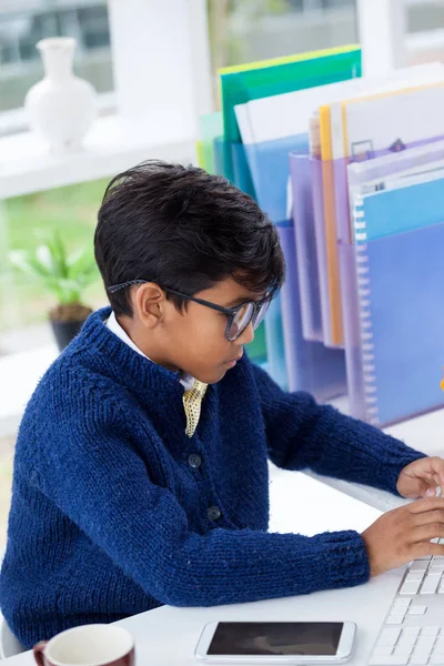 Hombre de negocios usando computadora de escritorio en el escritorio — Foto de Stock