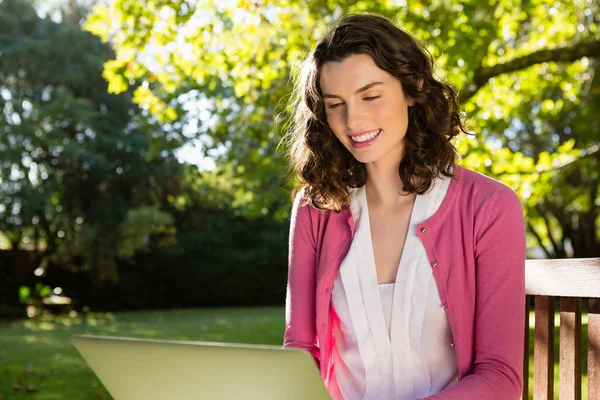 Vrouw zittend op de Bank en het gebruik van laptop — Stockfoto