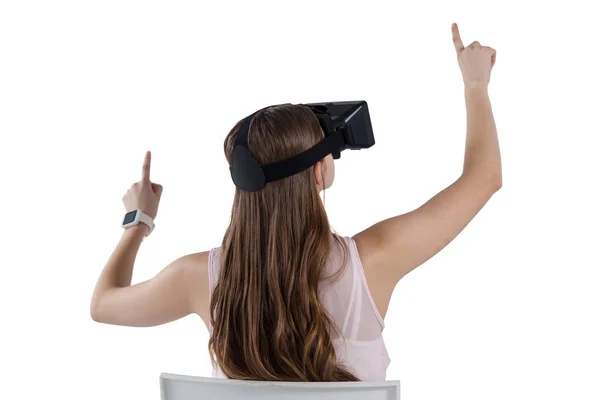 Tienermeisje met behulp van virtual reality headset — Stockfoto