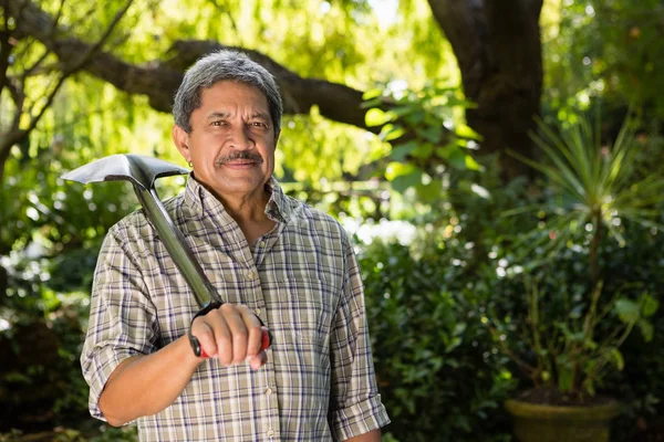 Homme âgé debout dans le jardin par une journée ensoleillée — Photo