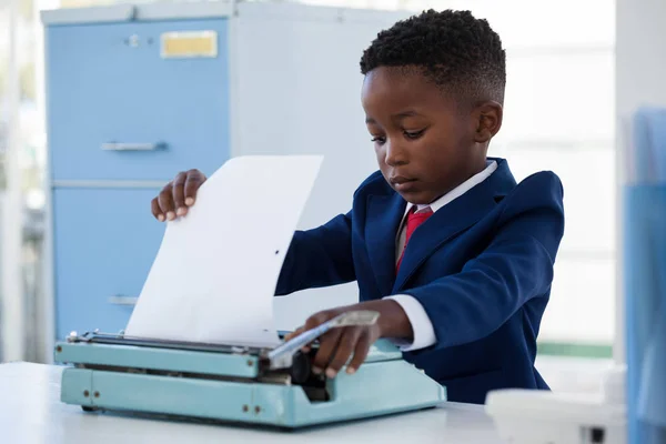 Boy imitující jako podnikatel nastavení papíru — Stock fotografie