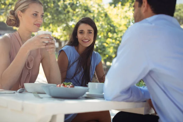 Amigos tomando café da manhã no restaurante — Fotografia de Stock