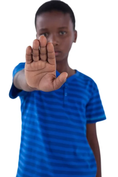 Мальчик показывает свою руку, будучи невежественным — стоковое фото