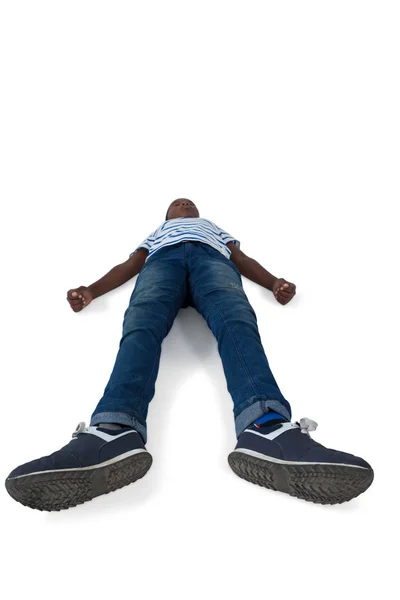 Menino deitado no fundo branco — Fotografia de Stock