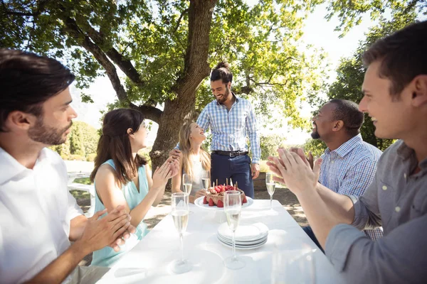 Grupo de amigos celebrando el cumpleaños de la mujer — Foto de Stock