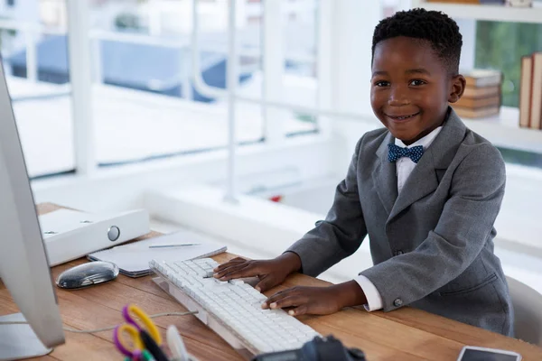 Porträtt av leende affärsman använder dator på skrivbord — Stockfoto