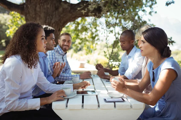 Grupo de amigos interactuando entre sí — Foto de Stock